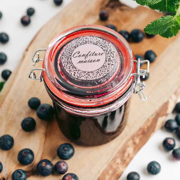 Sticker personnalisé collé sur un pot de confiture maison