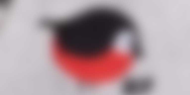 Broderad trefärgad fågel med den broderade texten ”Beep”