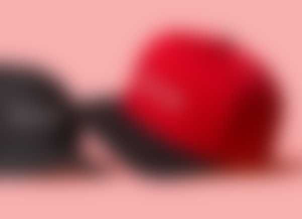 Rode en zwarte pet met gepersonaliseerd borduursel