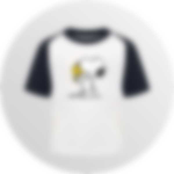 Wit baseballshirt voor kinderen met zwarte mouwen en gepersonaliseerde opdruk