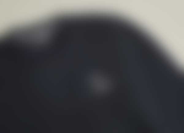 Dunkelblauer Pullover mit personalisierter Stickerei