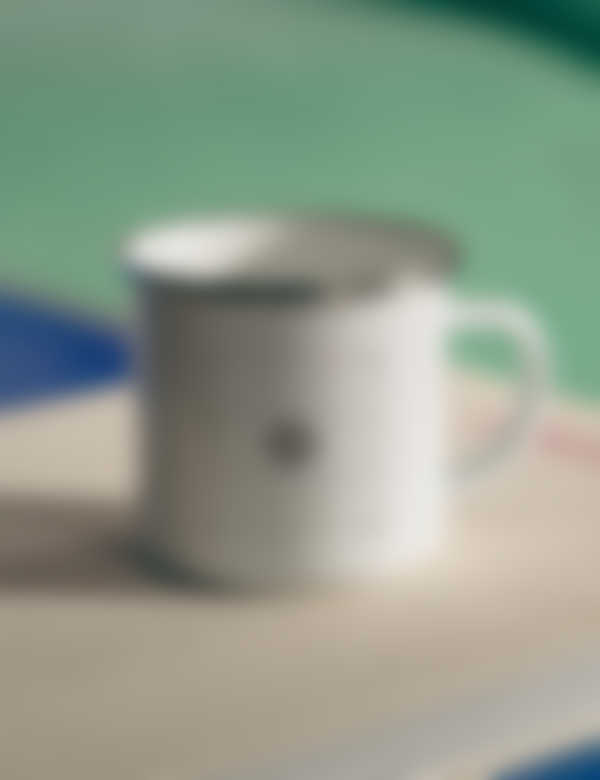 Weiße Emaille-Tasse mit persönlichem Design 