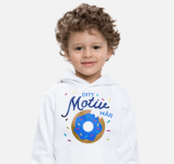 Barn med tryckt tröja