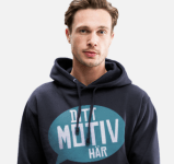 Man med tryckt tröja