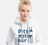 Kvinna med tryckt tröja