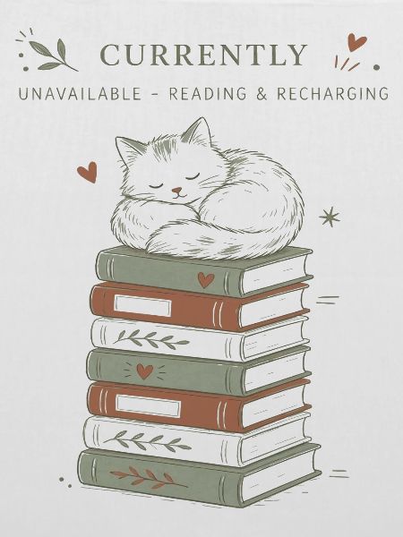 Katzenkuschel über Bücherstapel