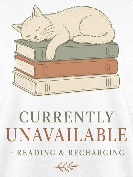 Schläfrige Katze auf Büchern