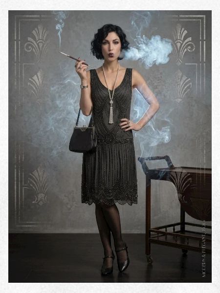 Flapper Noir: Schwarzes Perlenkleid