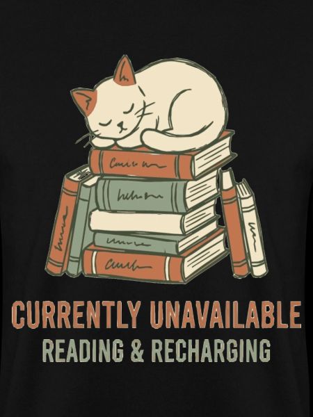 Schlafende Katze auf Bücherturm
