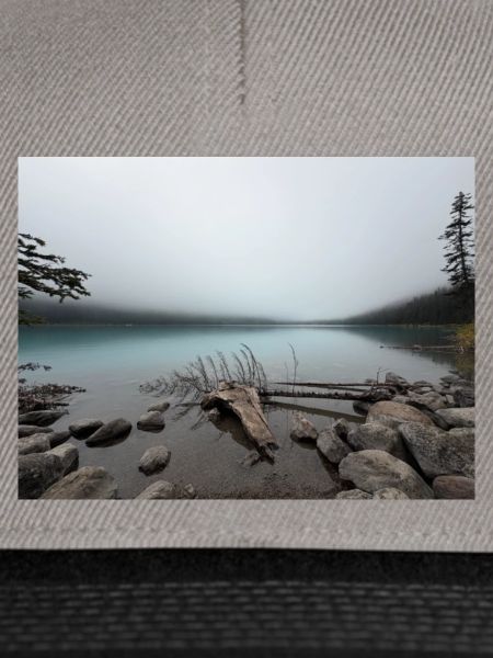 Nebliger Bergsee Waldlandschaft