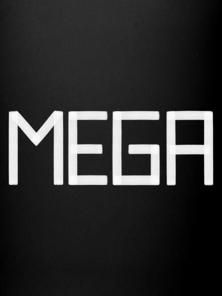 MEGA in Pinselstruktur