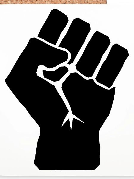 Erhobene Faust der Solidarität