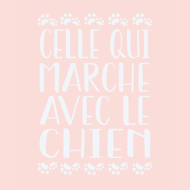 celle qui marche avec le chien