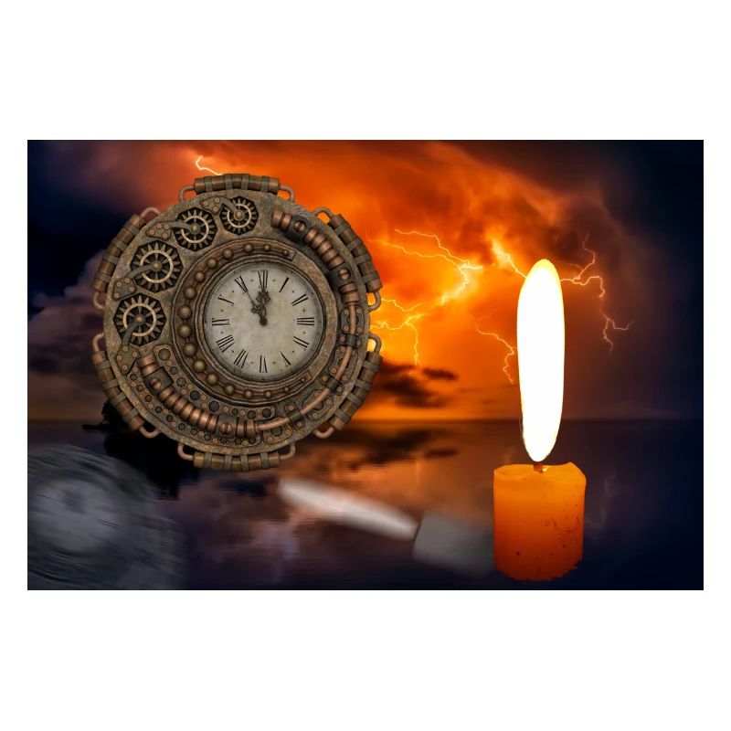 Eine Uhr, die von Kerzen beleuchtet wird.