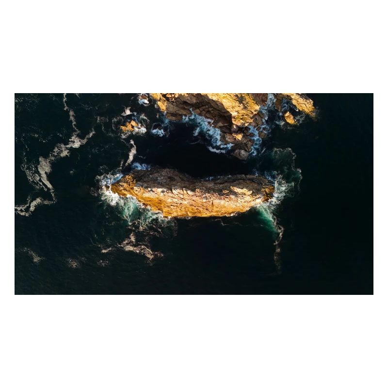 Roche côtière dans le bleu de la mer