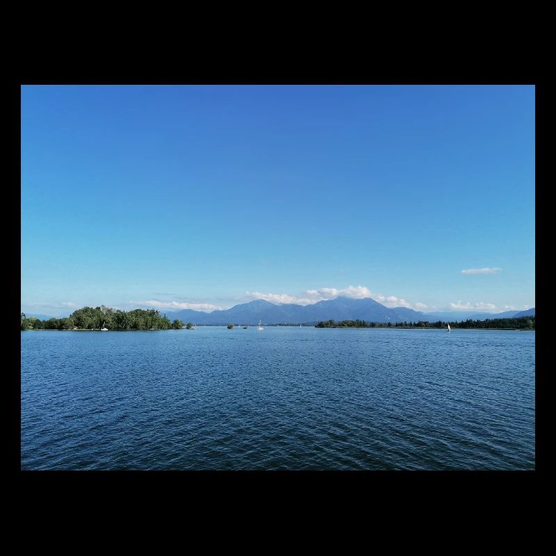 Blauer Bergsee und Bergpanorama