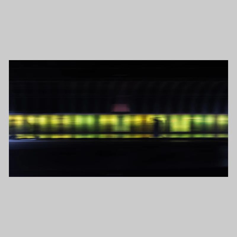 Piétons dans le tunnel devant une couleur néon