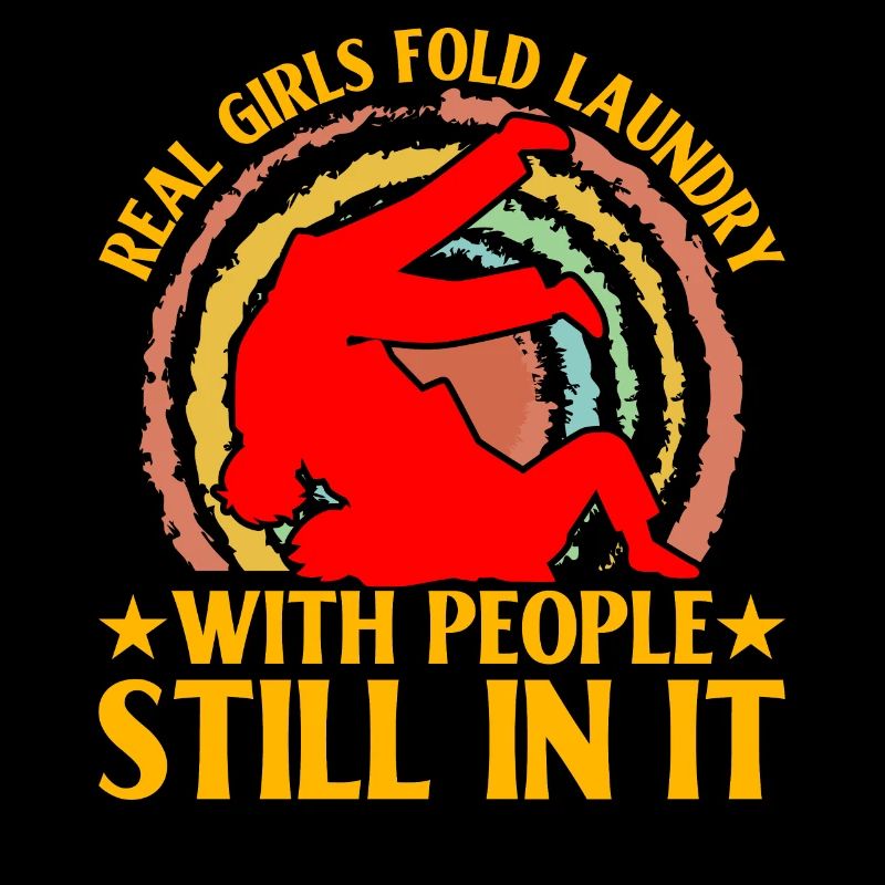 De vraies filles plient le linge avec des gens encore dedans