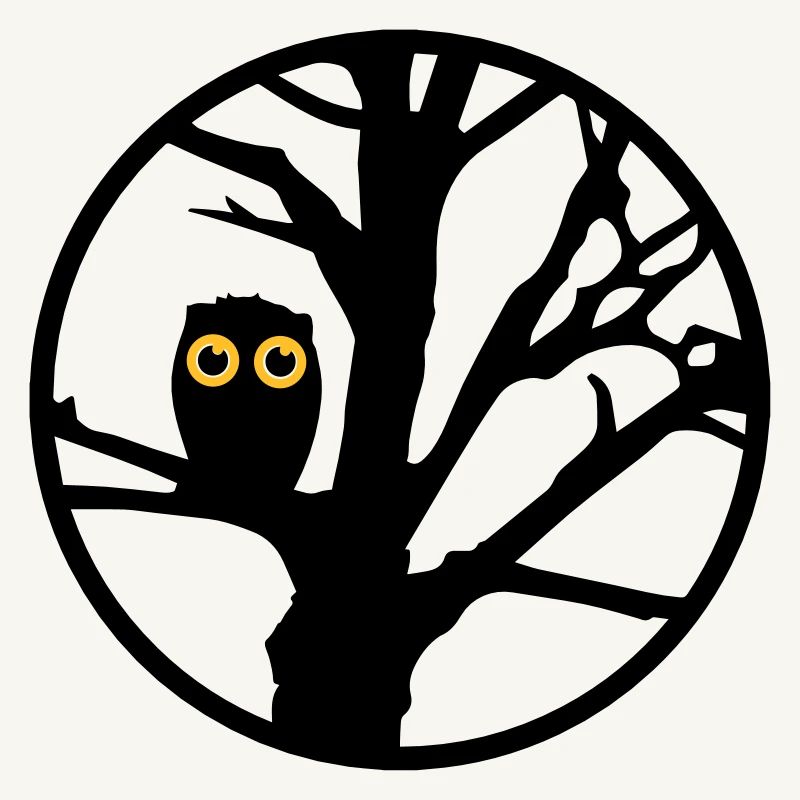 Eine Eule sitzt auf einem Baum
