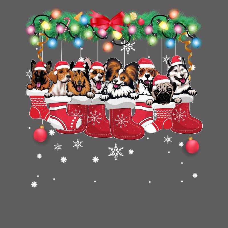 Différentes races de chiens dans les bas de Noël - Noël