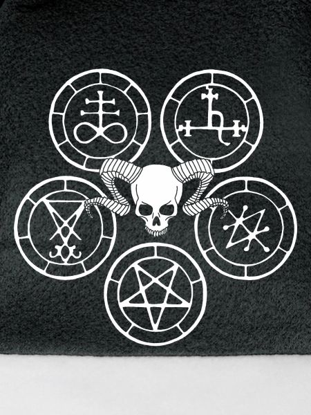 Weißer Dämonenschädel und dämonische Symbole