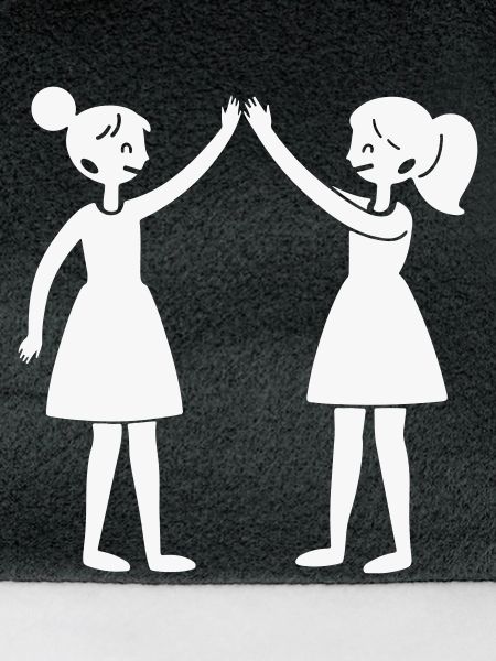 Zwei Freundinnen High-Five Silhouette