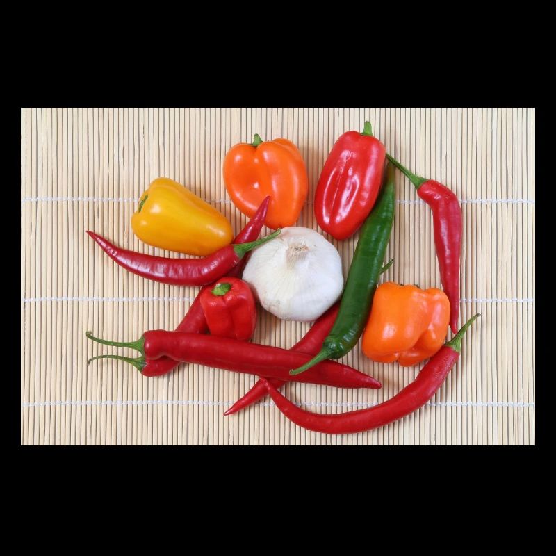 Bunte Chilischoten und Knoblauch