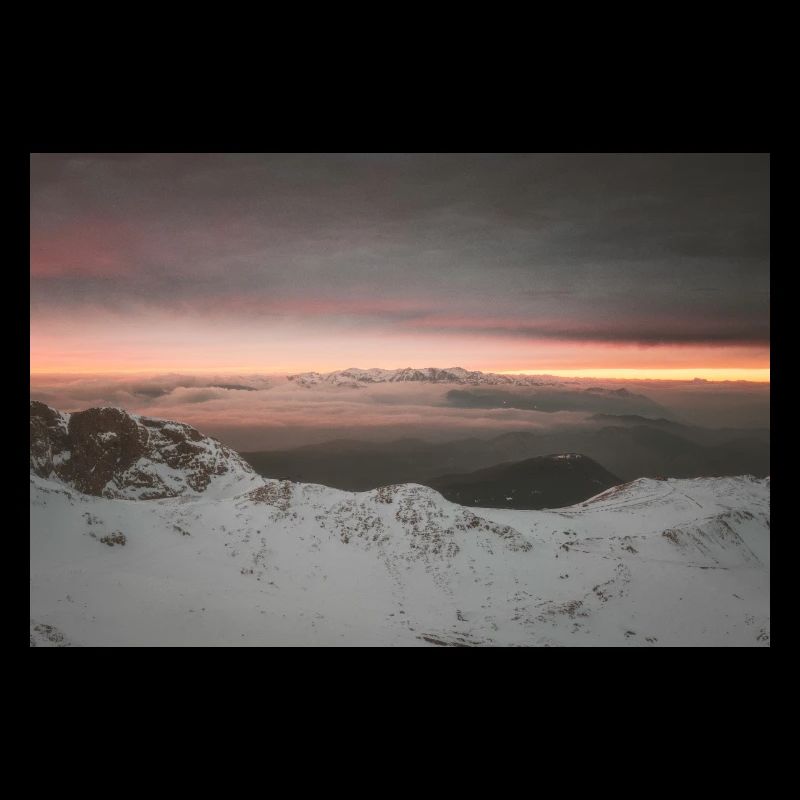 Coucher de soleil d’hiver morose sur les montagnes de Grèce
