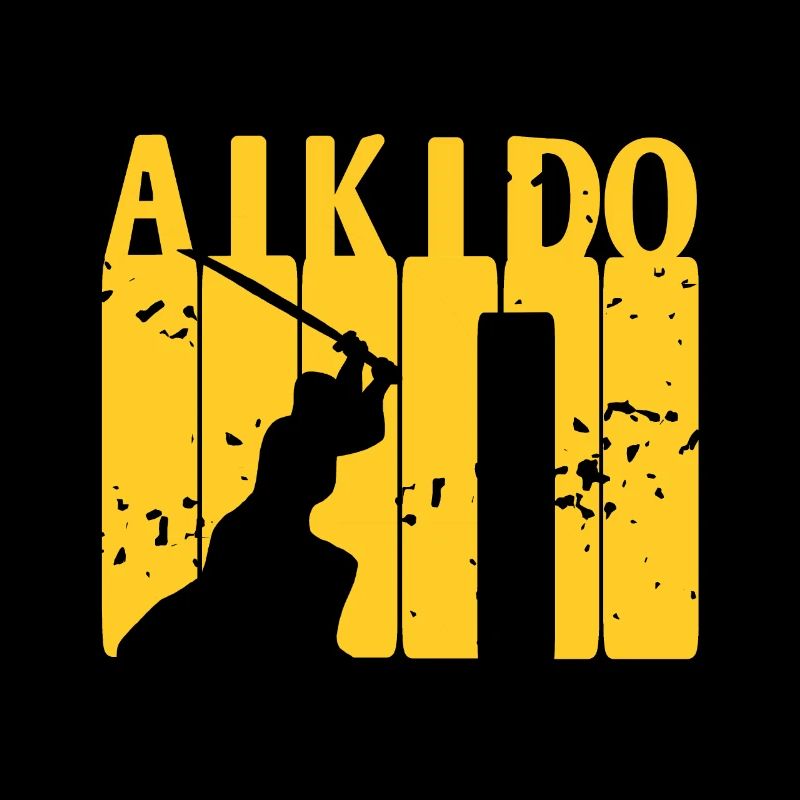 Un combattant d’Aïkido s’entraîne à l’épée dans le dojo