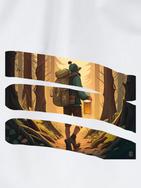 Wanderer im Wald mit Bier