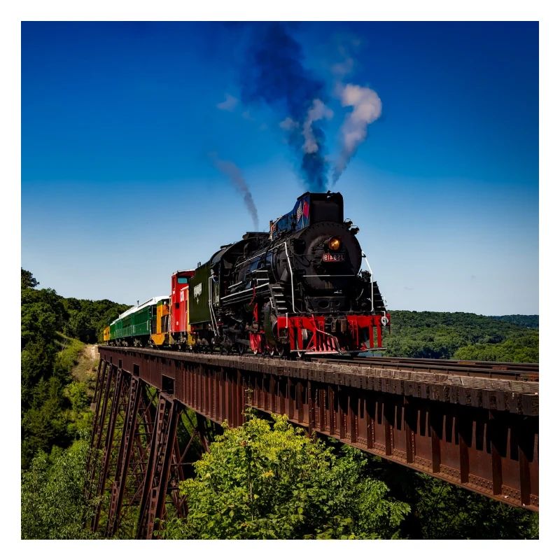 Weinlesezug auf Eisenbahn in der Landschaftslandschaft
