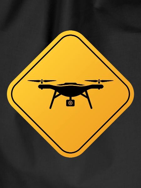 Drohne auf einem Warnschild