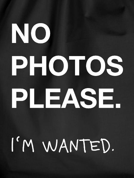 No Photos Please – Wanted Spruch