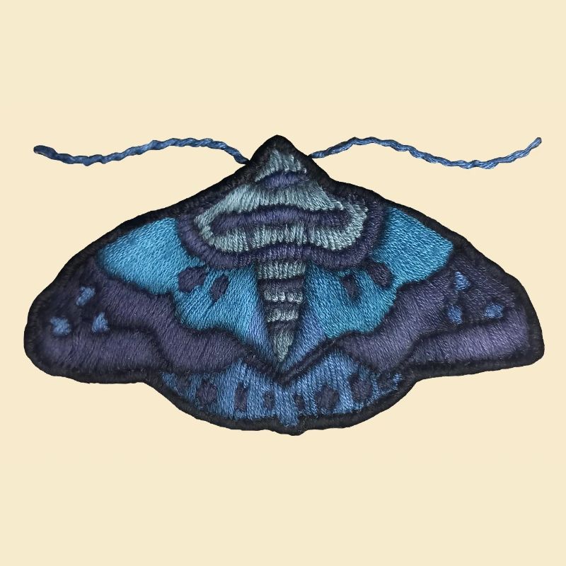 Blaue Motte – einzigartiges Stickmuster