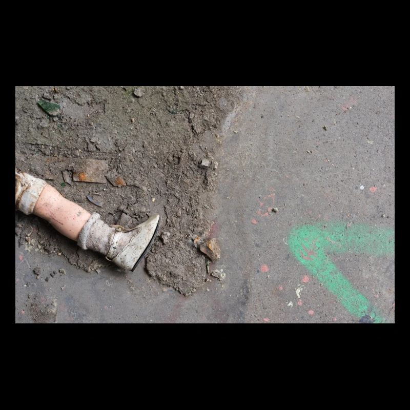 the missing doll's leg