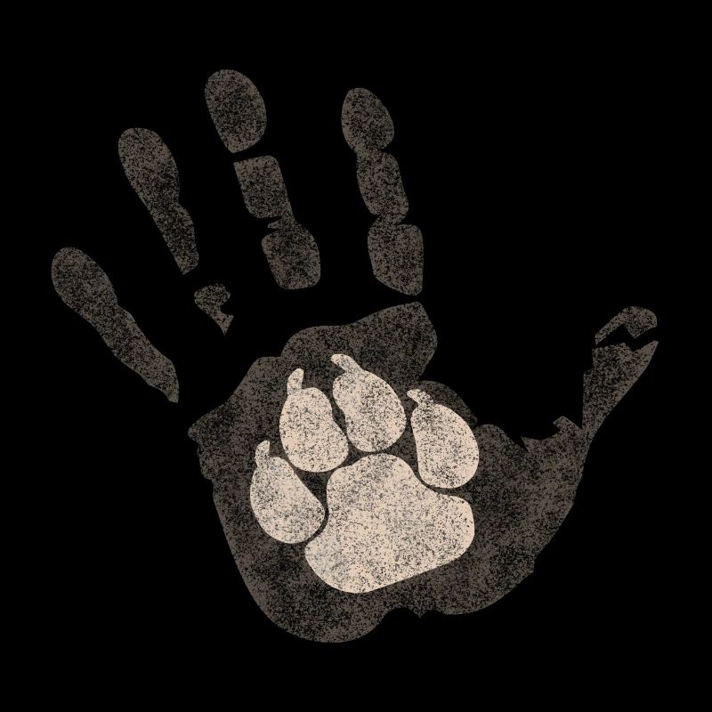 Patte de chien à la main