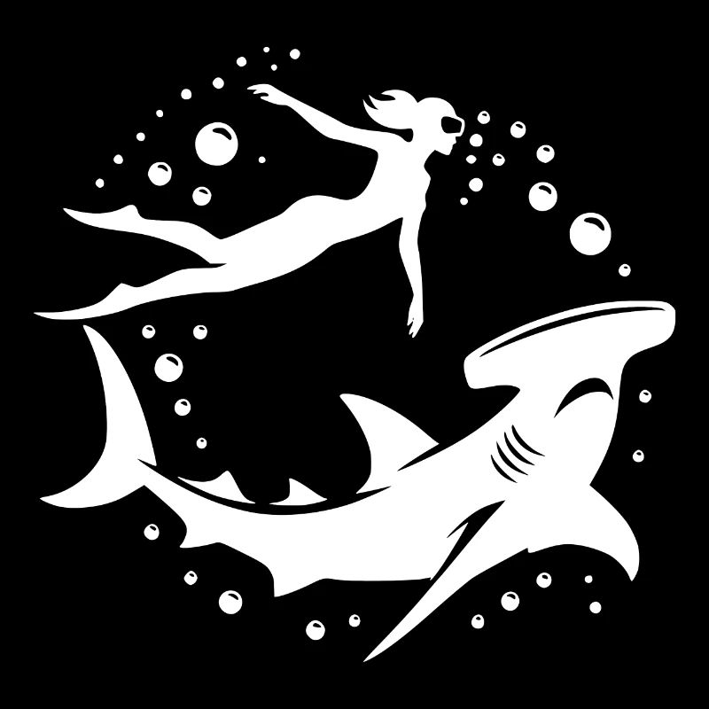 Requin-marteau et plongeur flottant sous l’eau