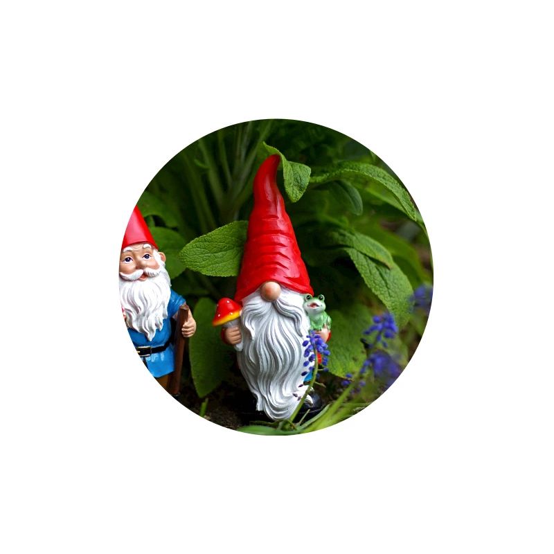 Gartenzwerge im Beet