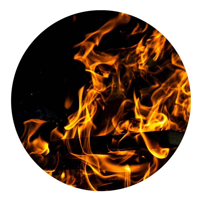 Loderndes Feuer in der Nacht