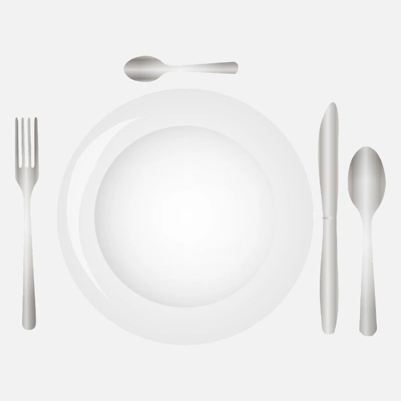 Mise en place de la table avec assiette vide et couverts