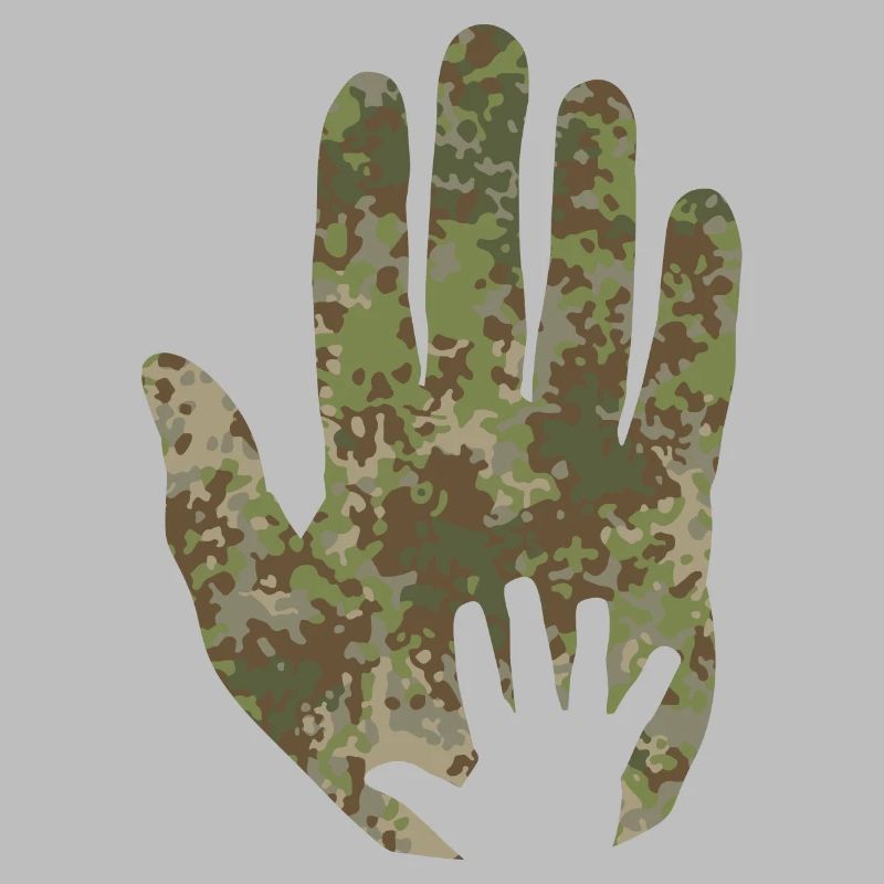 Main de bébé de camouflage multitarn à la main