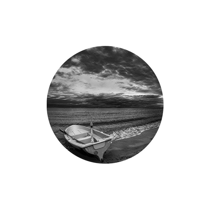 Ein Boot an einem dunklen Ufer