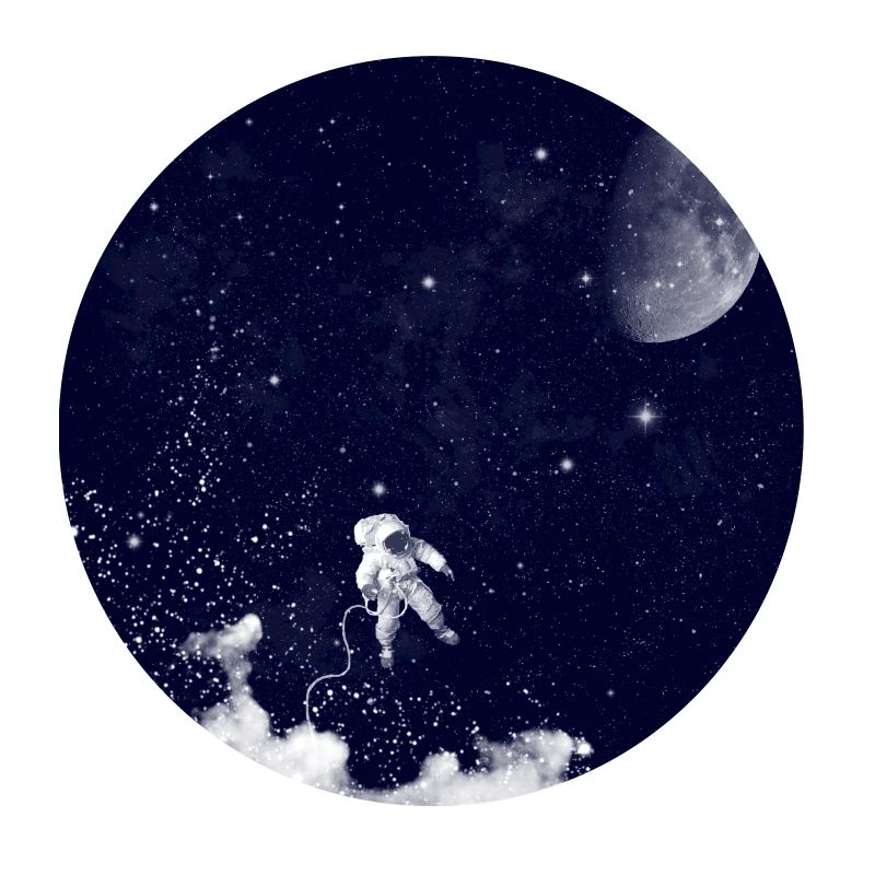 Dans l'espace, planètes et astronaute dans la nébuleuse