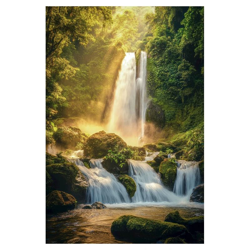 Lever du soleil sur une cascade cachée