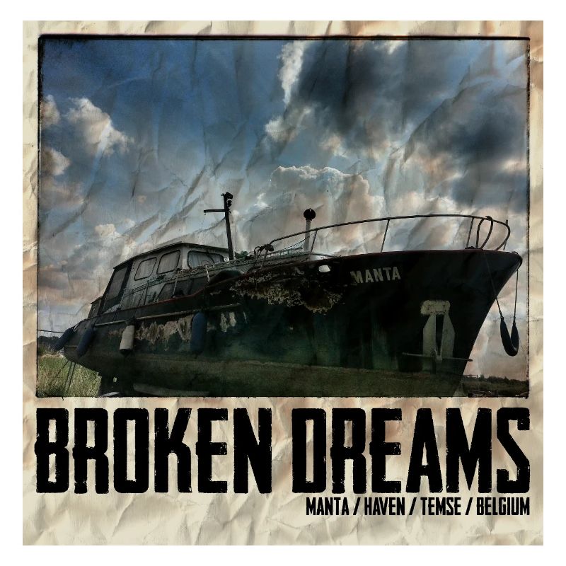 Verfallenes Schiff mit Himmelshintergrund