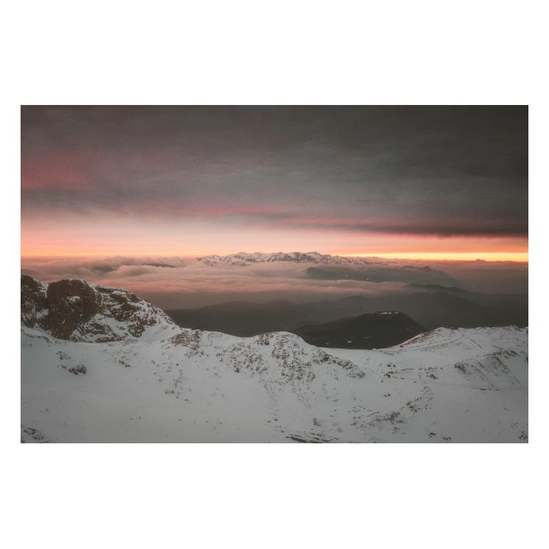 Coucher de soleil d’hiver morose sur les montagnes de Grèce