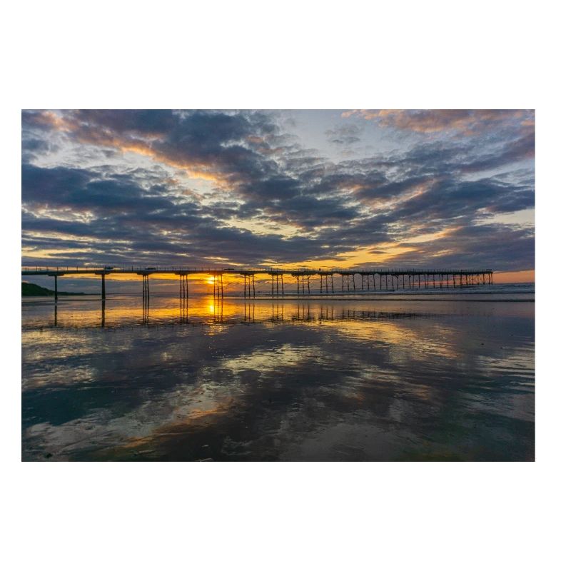 Reflets de la jetée du coucher de soleil