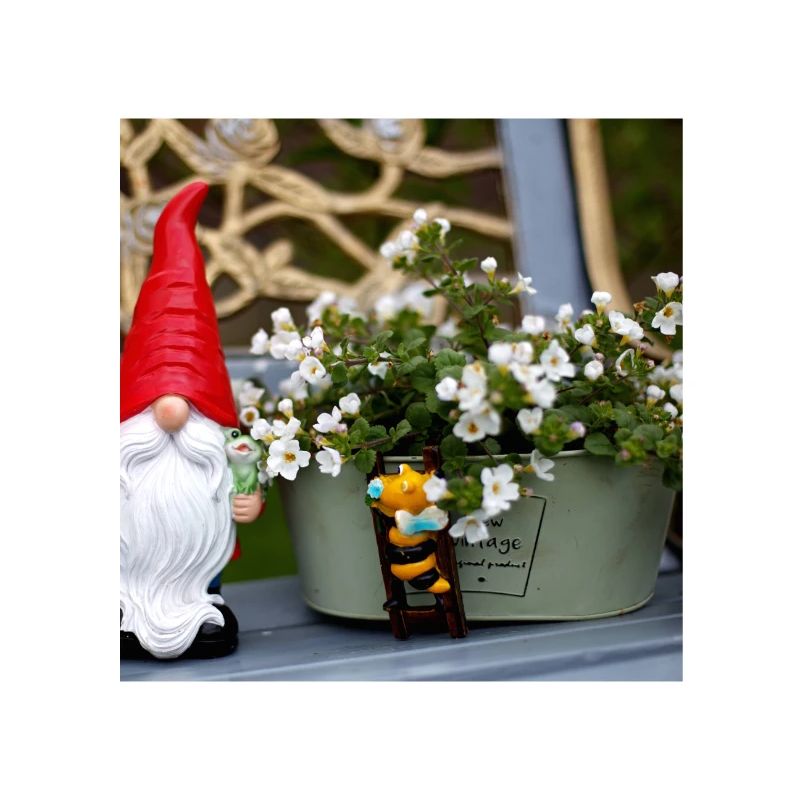 Nain de jardin dans un pot de fleurs