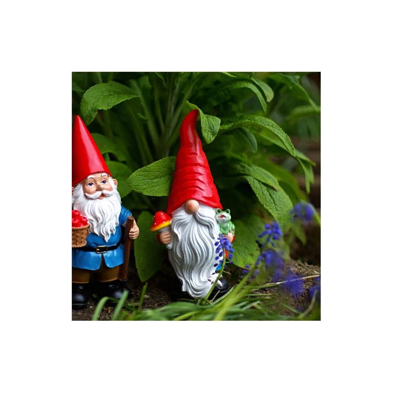 Gartenzwerge im Beet