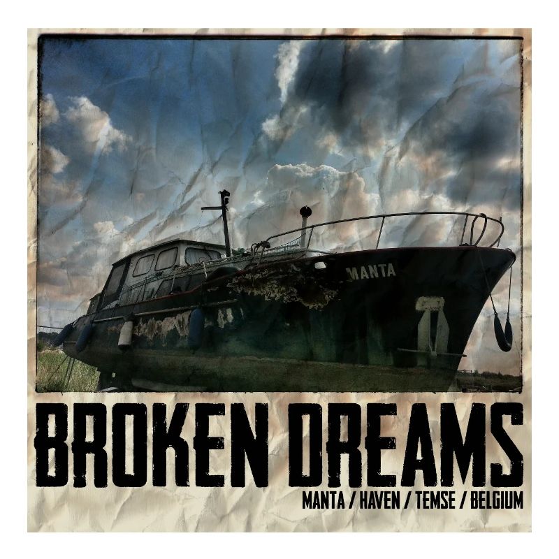 Verfallenes Schiff mit Himmelshintergrund